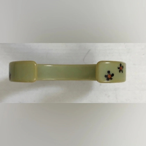 BAKELITE Vintage 1940s Avocado Cuff Bracelet Painted Flowers Simichrome TESTED - Picture 3 of 5